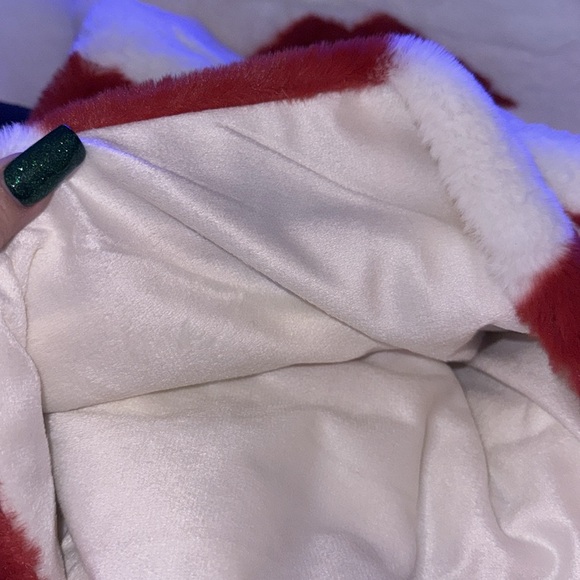 Cupcakes and cashmere, faux fur Valentine’s Day lips throw 💋👄💋👄💋 - Picture 5 of 6